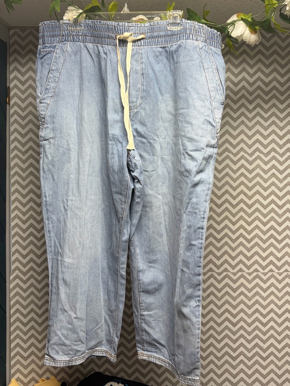 Kensie Light Blue Drawstring Lightweight Denim Capris